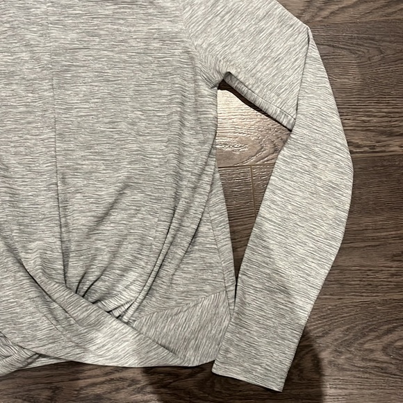 ✨3/$25 Grey crossover long sleeve - Picture 5 of 7